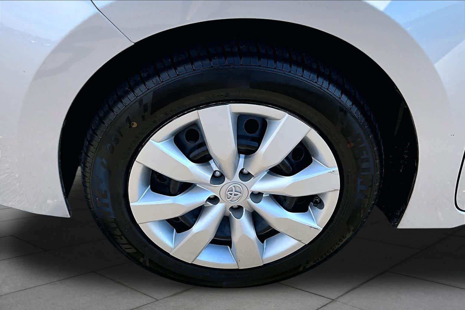 Used 2016 Toyota Corolla LE FWD image 10