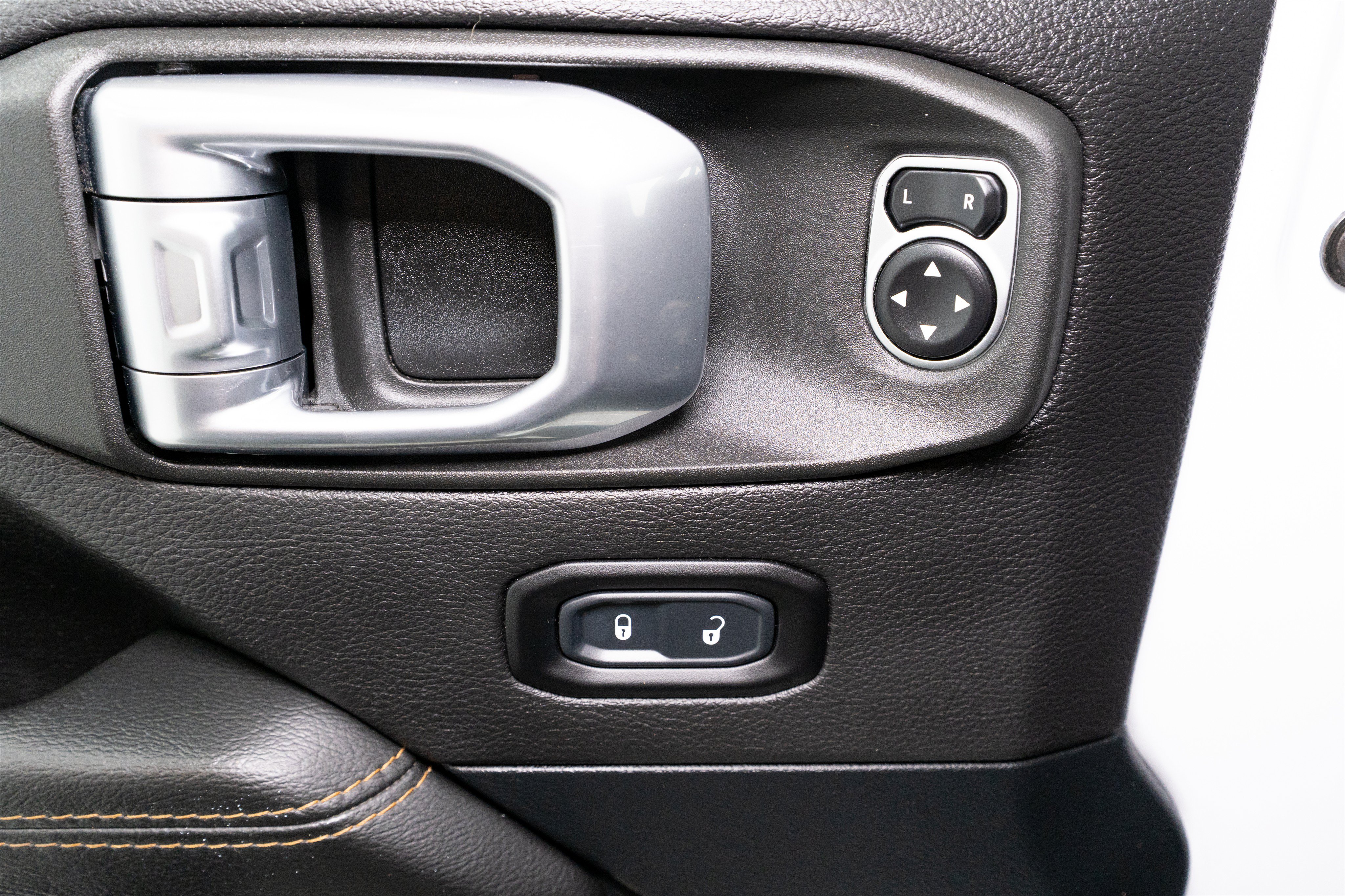 Used 2020 Jeep Wrangler Unlimited Sahara AWD/4WD image 14