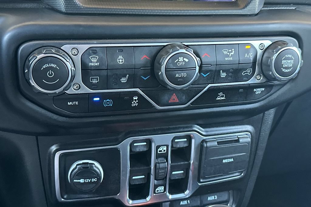 Used 2023 Jeep Wrangler Unlimited Sahara w/ Cold Weather Group AWD/4WD image 17