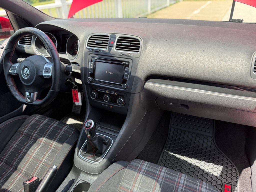 Used 2011 Volkswagen Golf 2-Door FWD image 16