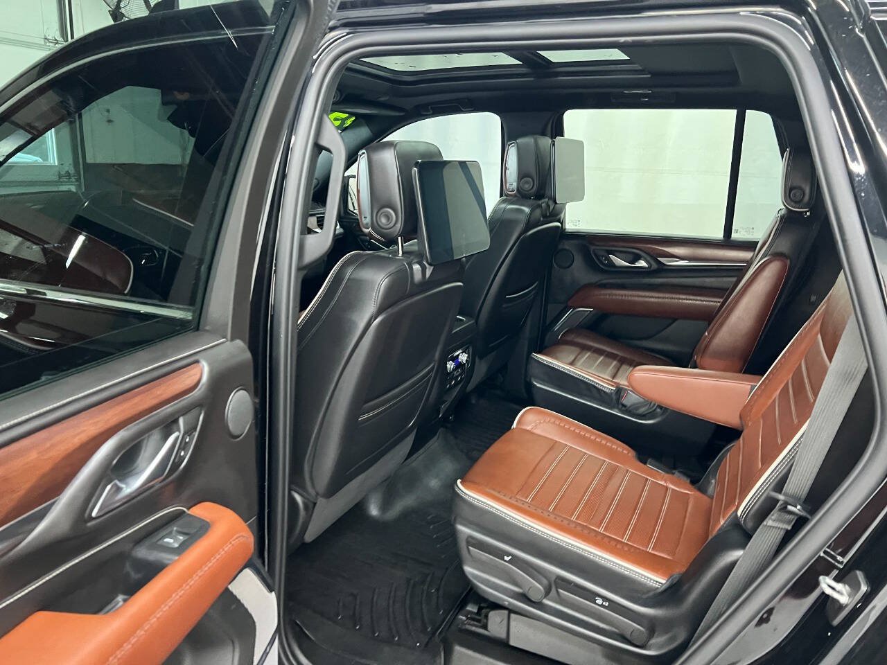 Used 2023 GMC Yukon Denali Ultimate AWD/4WD image 9