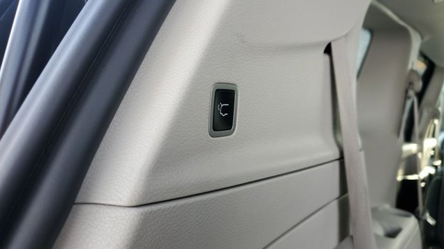 Used 2024 Chrysler Pacifica Touring-L FWD image 27
