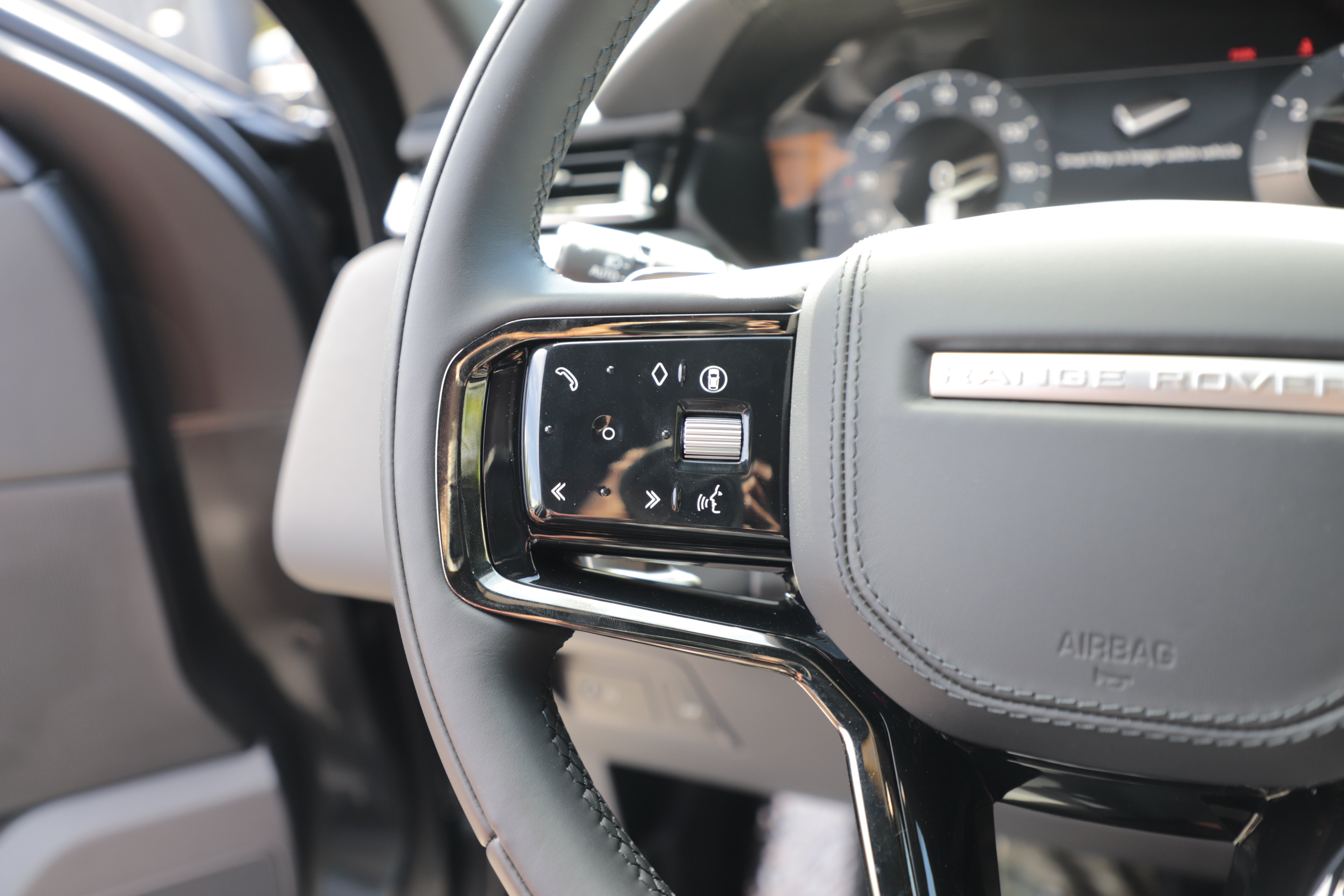 New 2026 Land Rover Range Rover Velar Dynamic SE AWD/4WD image 25