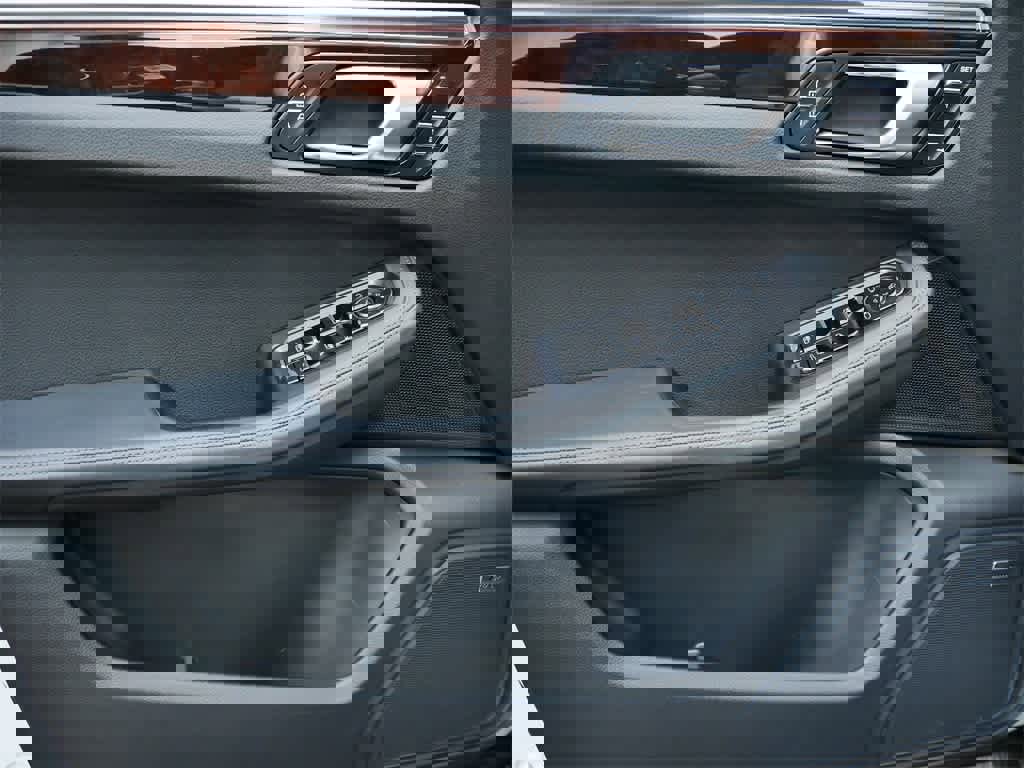 Used 2023 Porsche Macan Turbo image 11