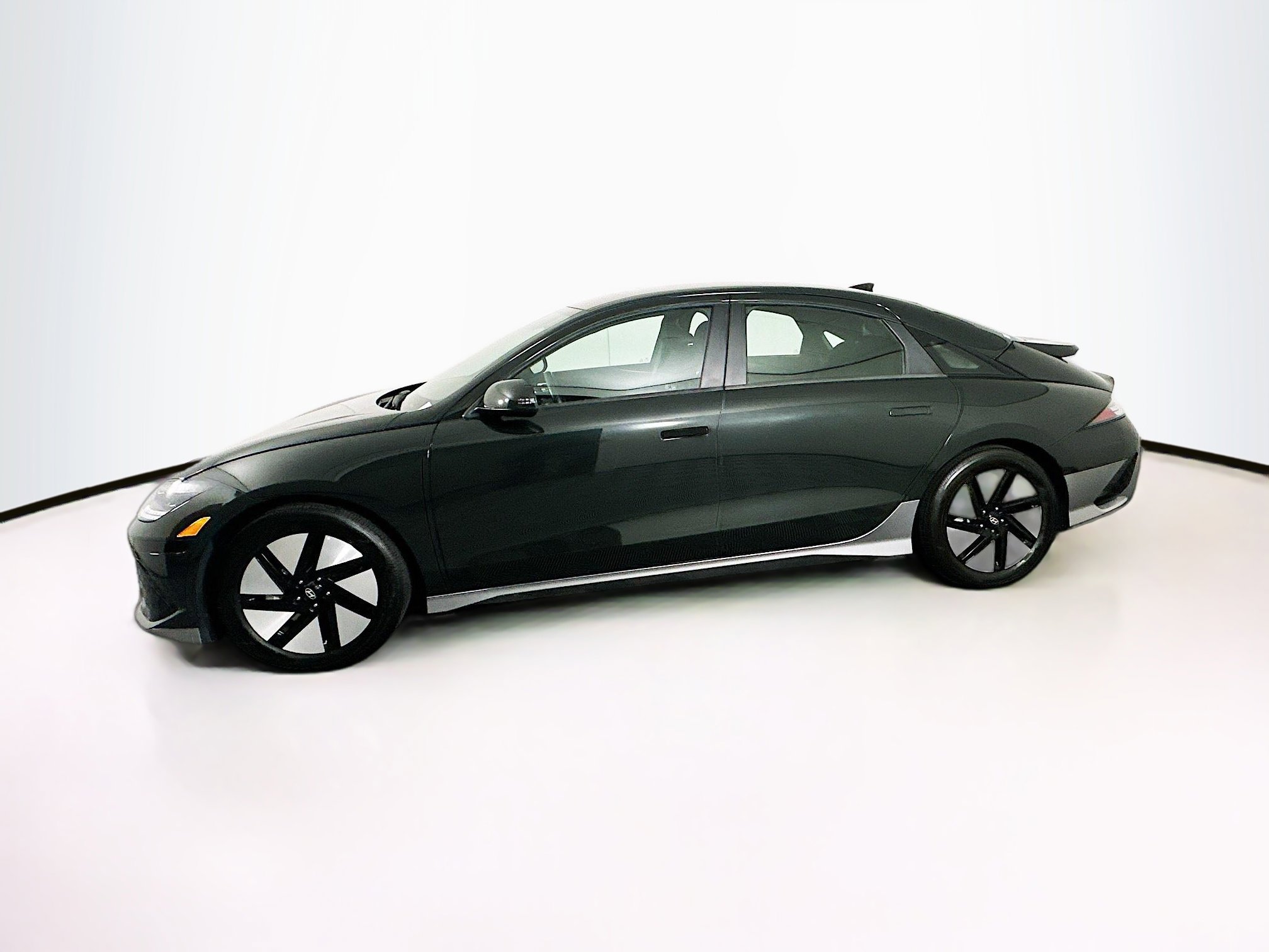Used 2023 Hyundai Ioniq 6 SE w/ Cargo Package RWD image 4