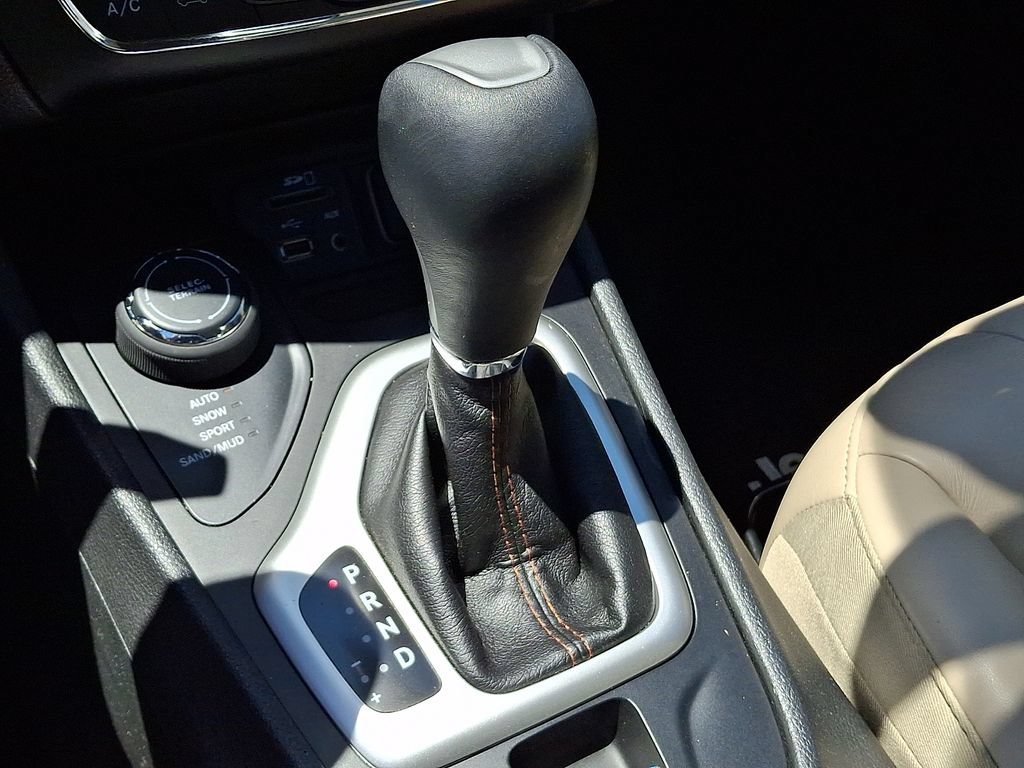 Used 2018 Jeep Cherokee Limited AWD/4WD image 16