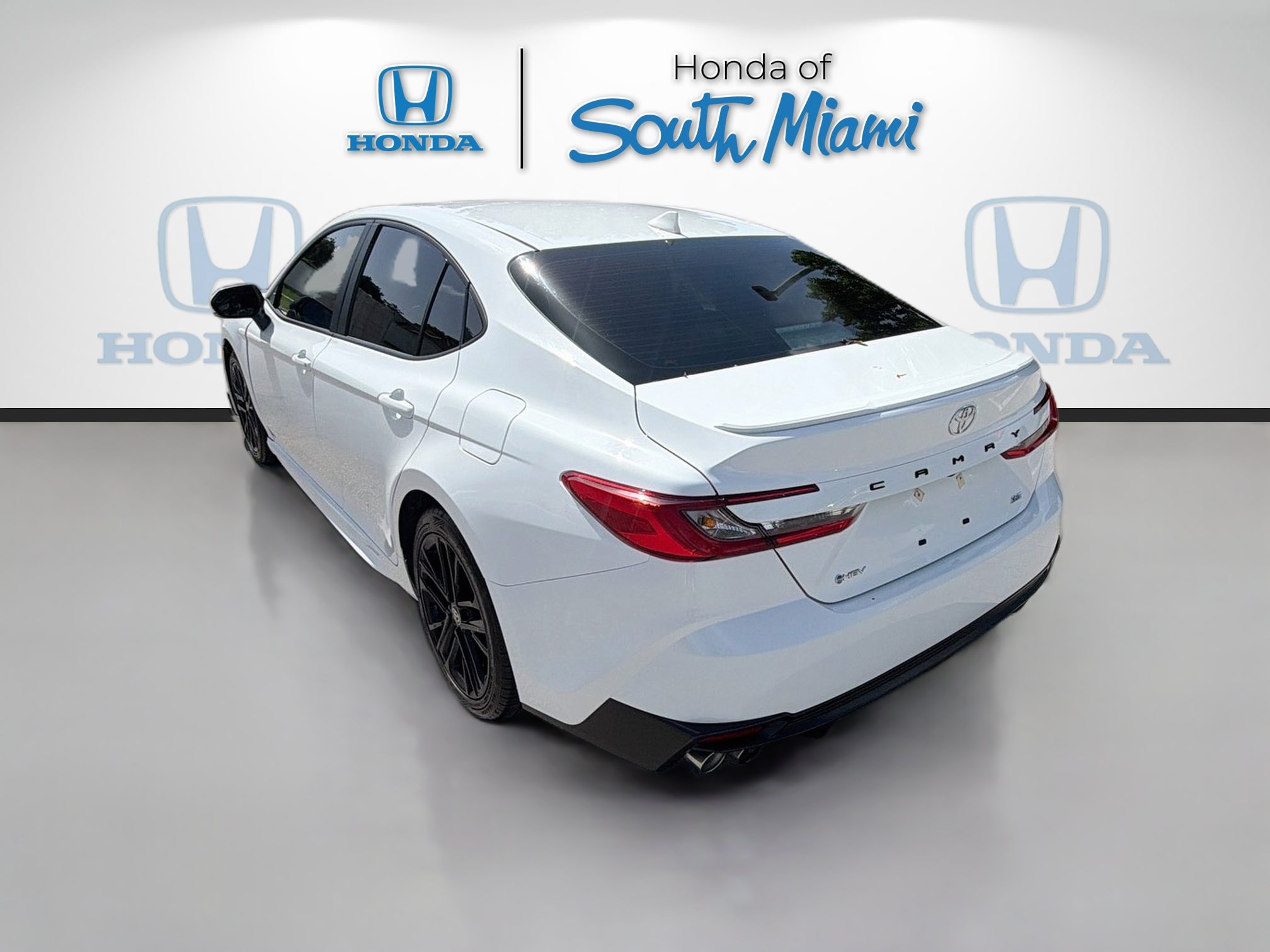 Used 2025 Toyota Camry SE FWD image 5
