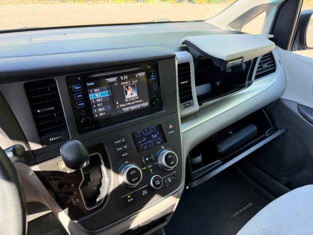 Used 2015 Toyota Sienna LE FWD image 19