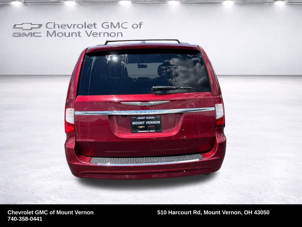 Used 2013 Chrysler Town & Country Touring FWD image 4