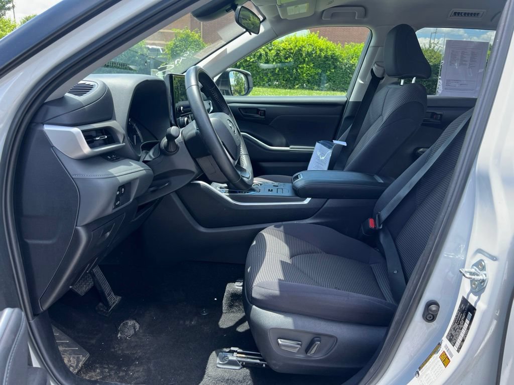 Used 2025 Toyota Highlander LE AWD/4WD image 6