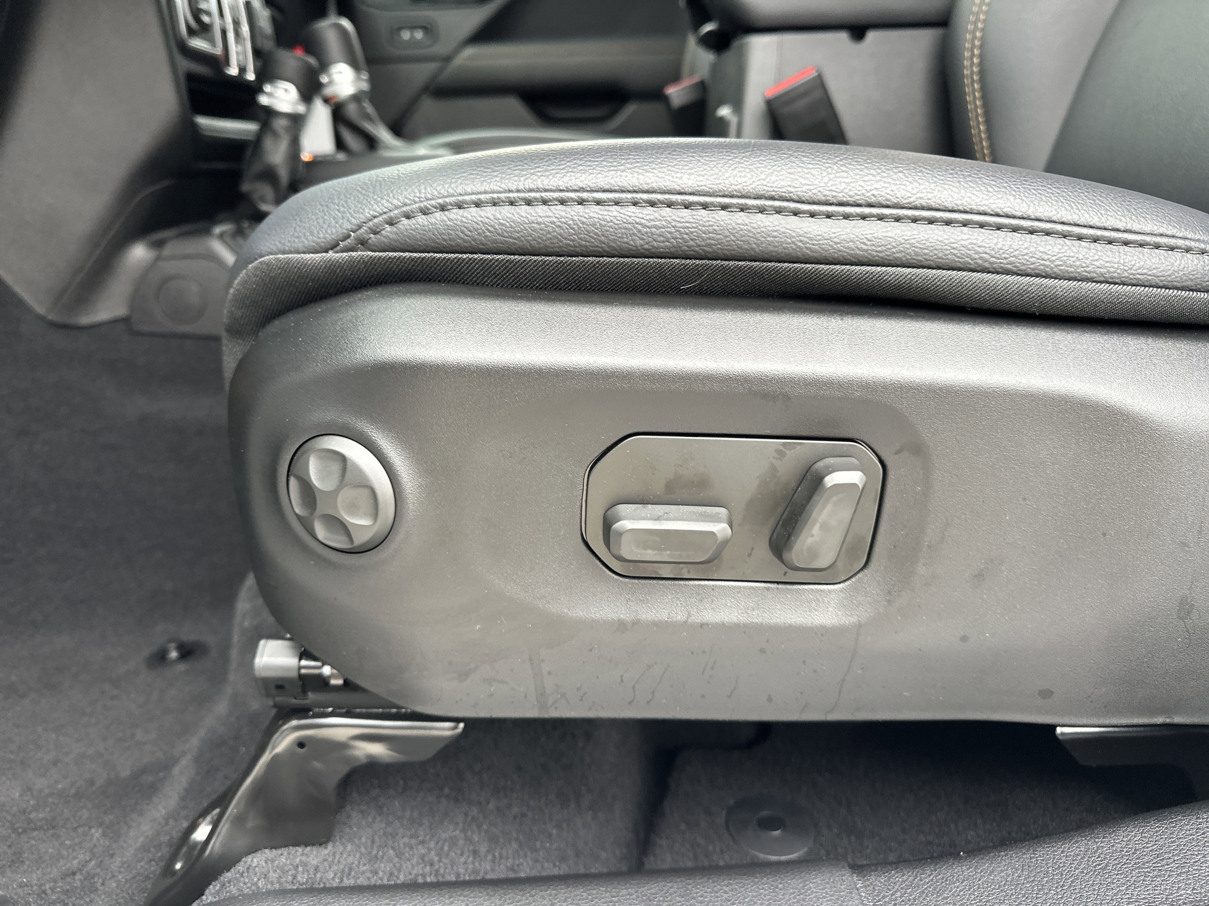 Used 2025 Jeep Wrangler Sahara image 10