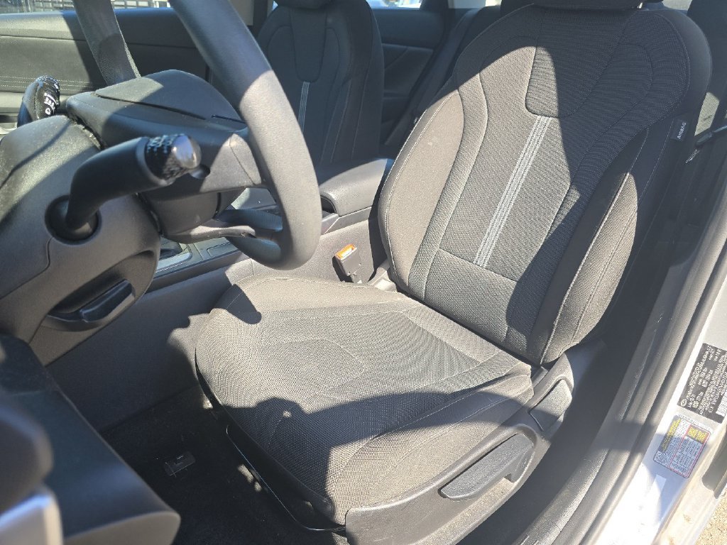 Used 2021 Hyundai Elantra SE w/ Preferred Accessory Package FWD image 19
