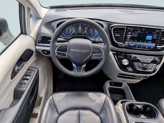 Used 2023 Chrysler Pacifica Touring-L FWD image 16