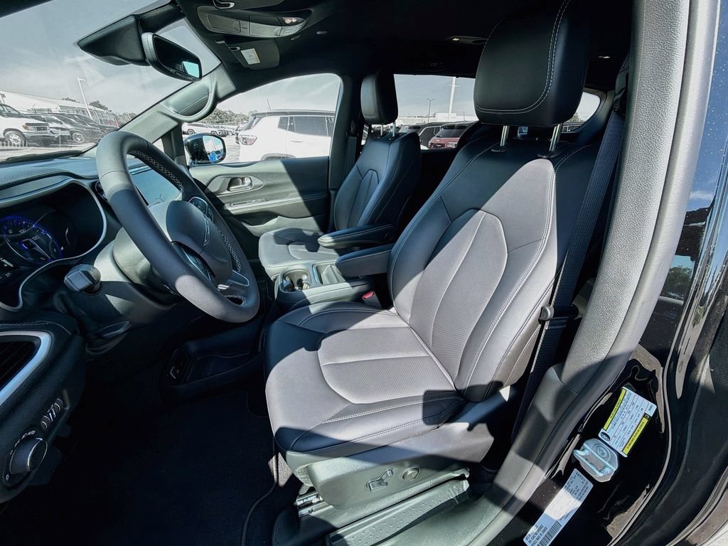 New 2027 Chrysler Pacifica Select FWD image 26