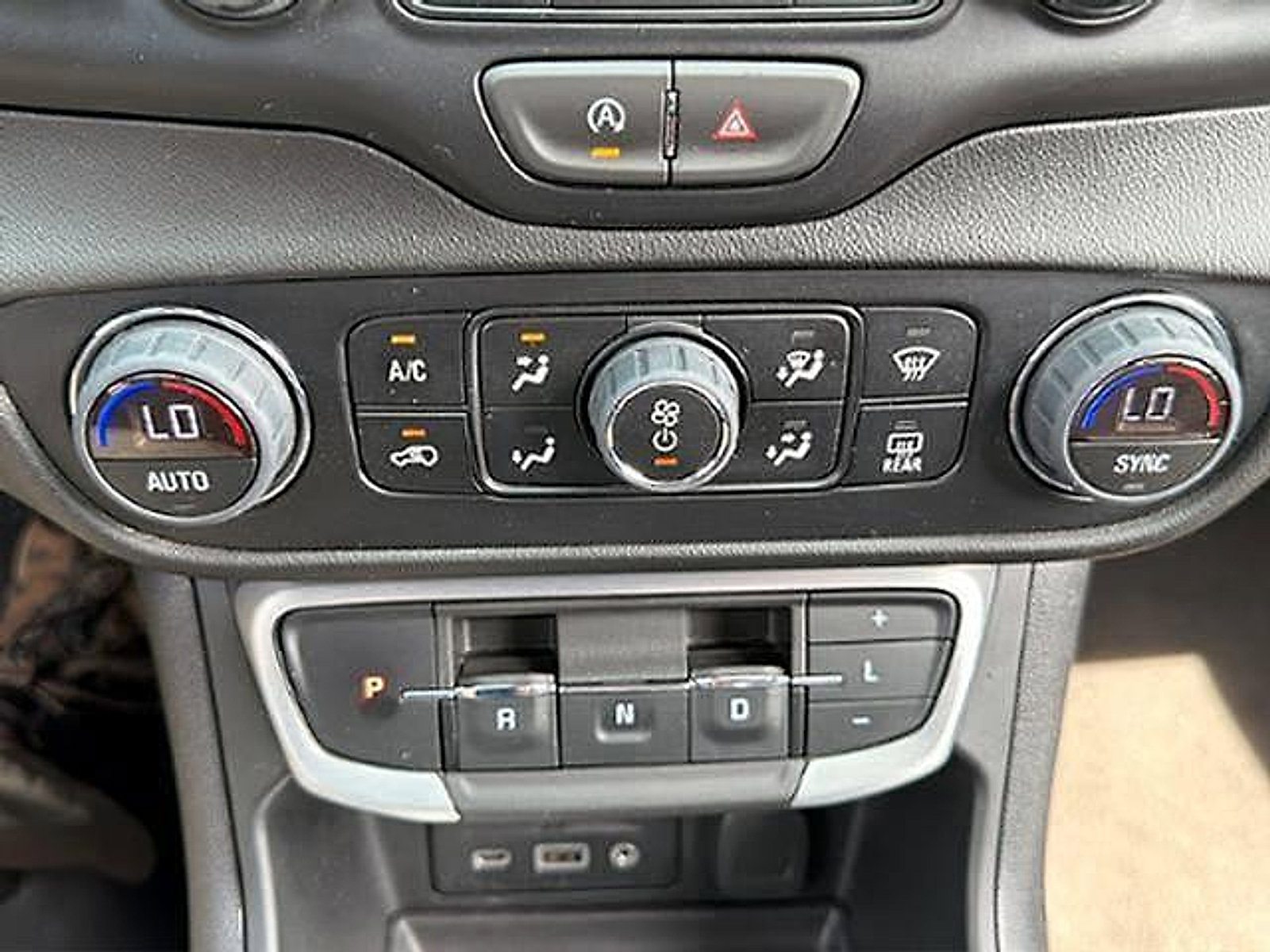 Used 2024 GMC Terrain SLT AWD/4WD image 18