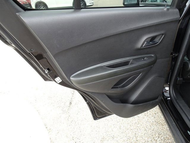 Used 2022 Chevrolet Trax LS w/ Tint and Cruise Package image 15