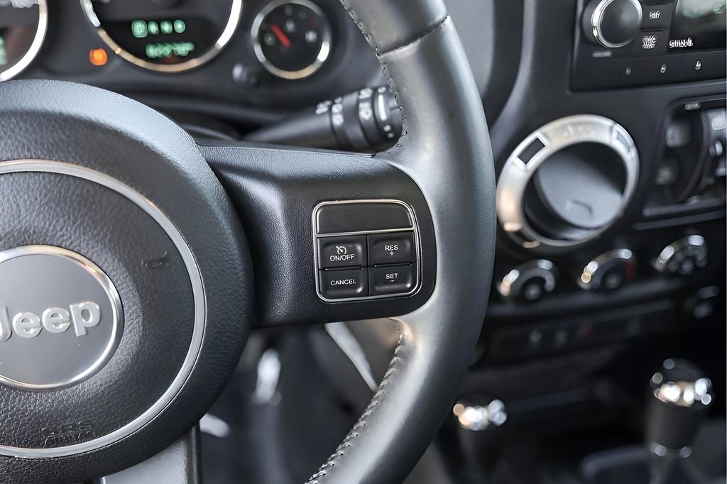 Used 2015 Jeep Wrangler Unlimited Sahara w/ Connectivity Group AWD/4WD image 17