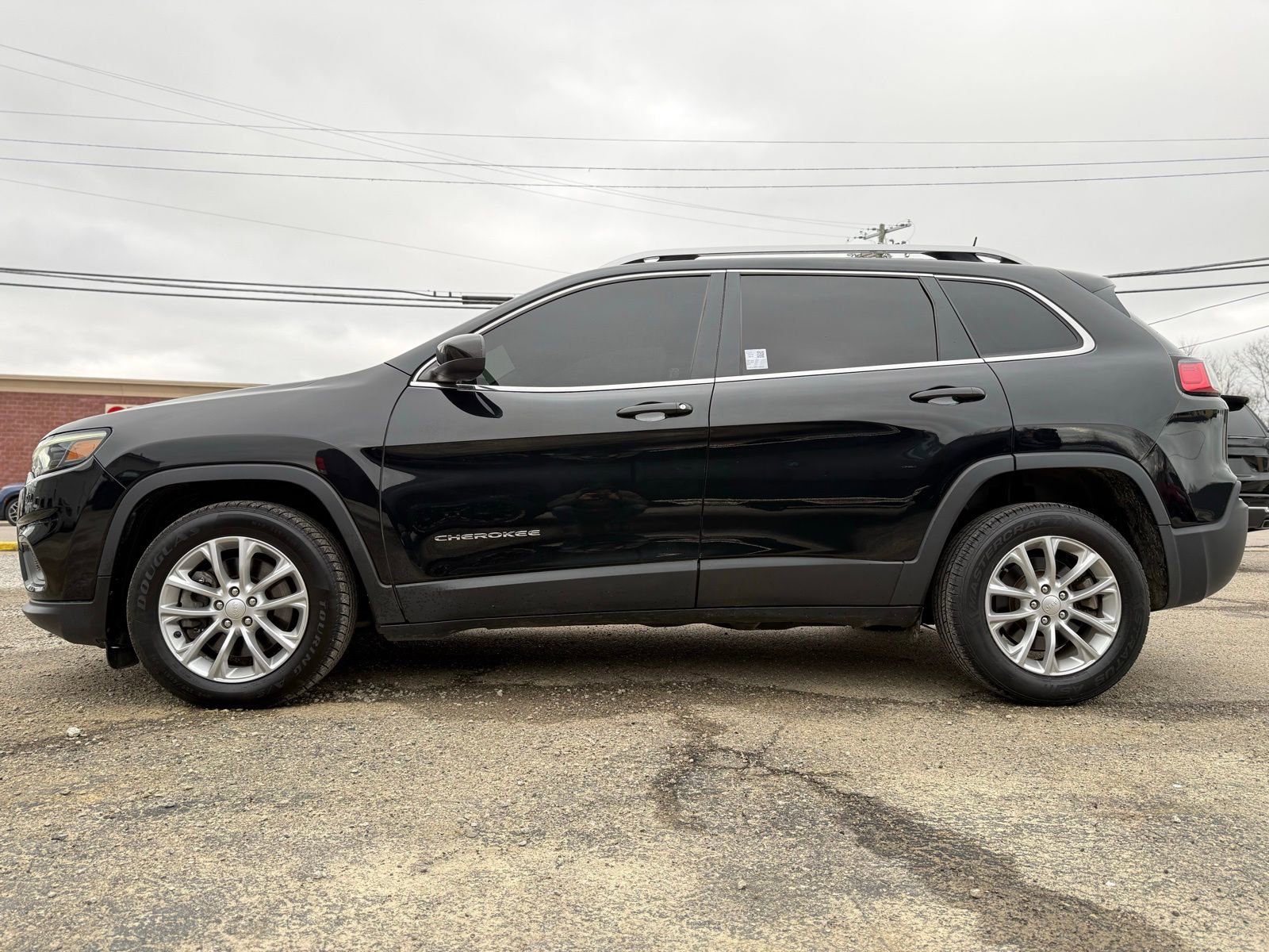 Used 2019 Jeep Cherokee Latitude w/ Popular Appearance Group image 4