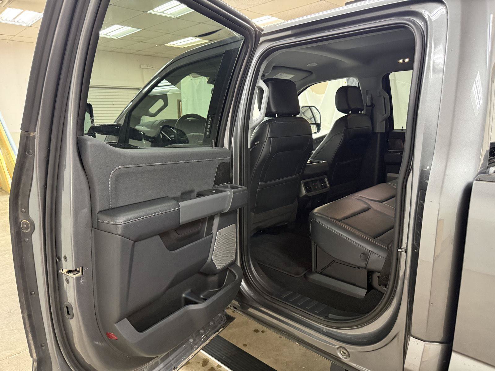Used 2023 Ford F250 Lariat w/ Lariat Ultimate Package AWD/4WD image 22