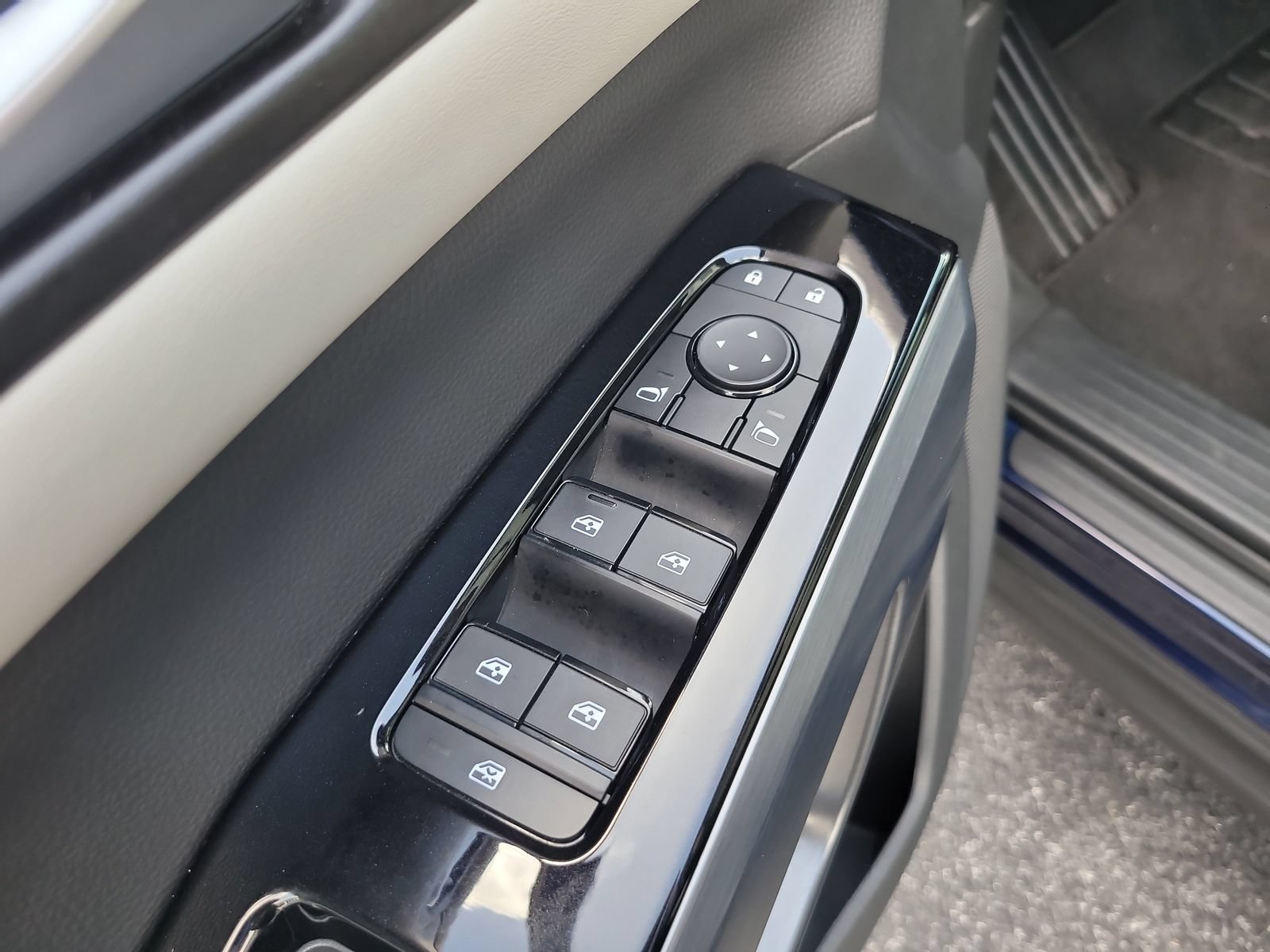 Used 2024 Nissan Pathfinder SL w/ SL Premium Package FWD image 15