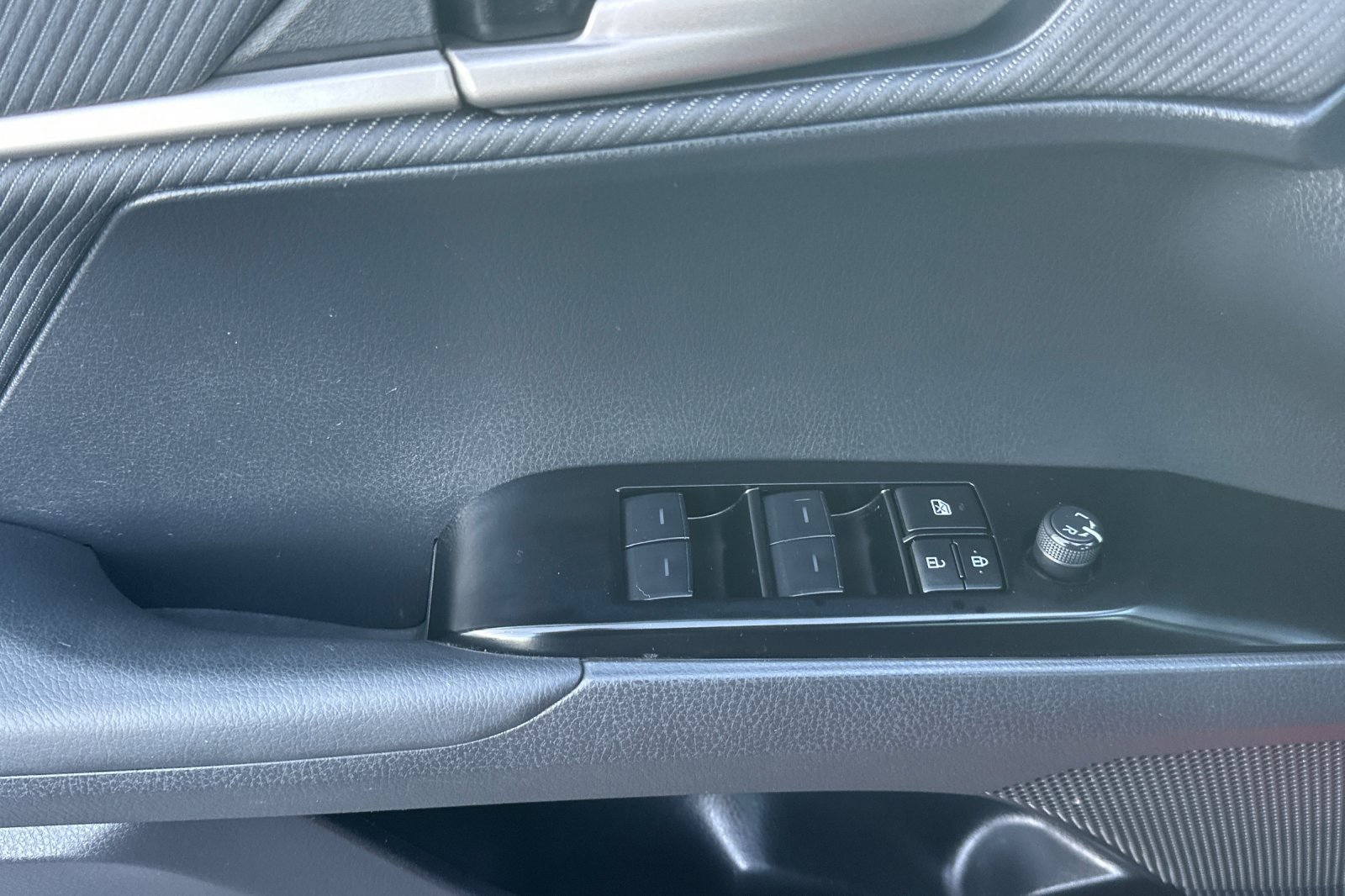 Used 2025 Toyota Camry SE image 13