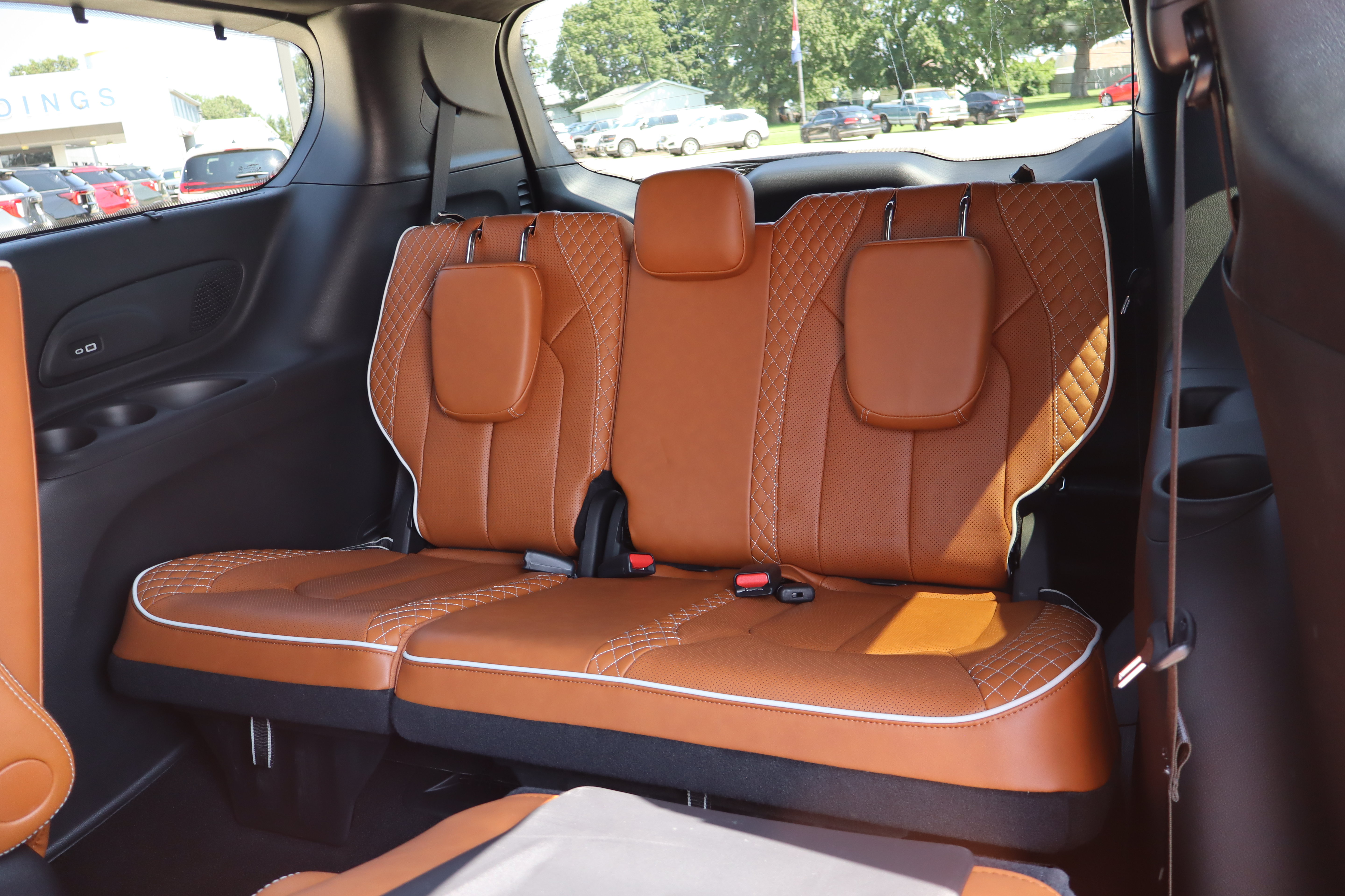 Used 2025 Chrysler Pacifica Pinnacle FWD image 11