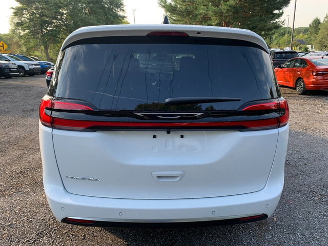 New 2027 Chrysler Pacifica Select FWD image 3