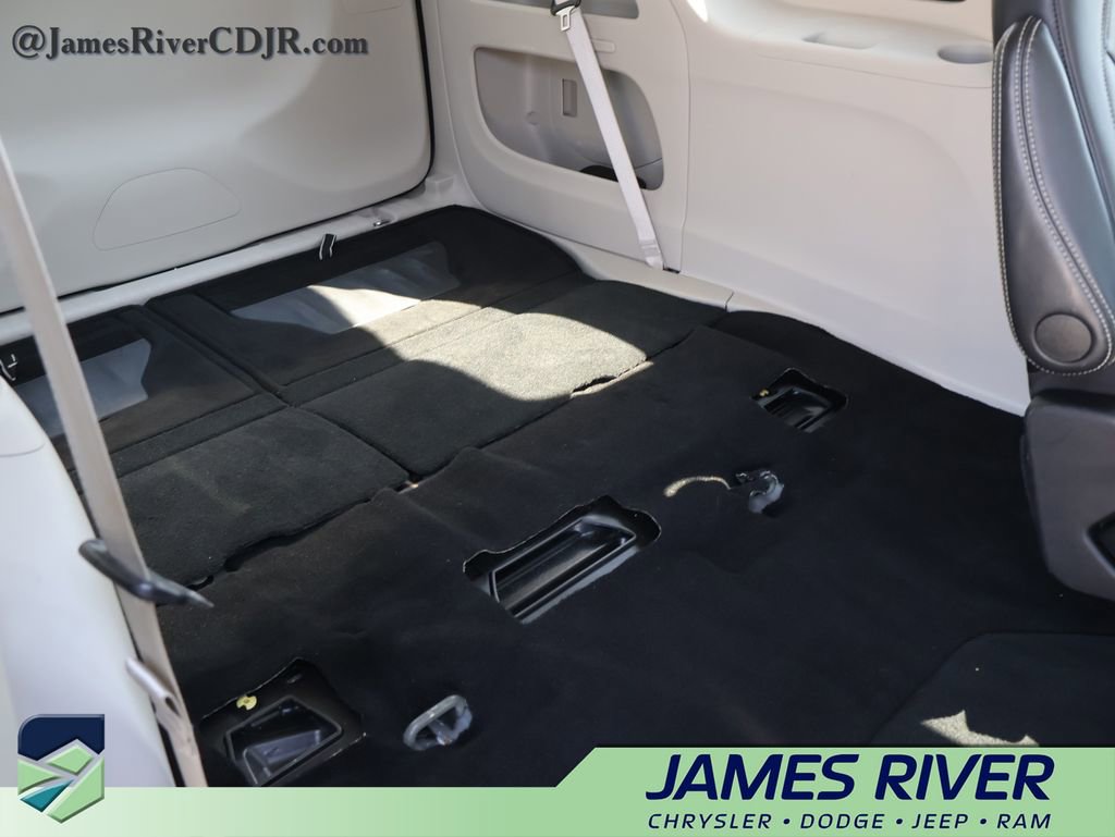 Used 2024 Chrysler Pacifica Touring-L FWD image 12