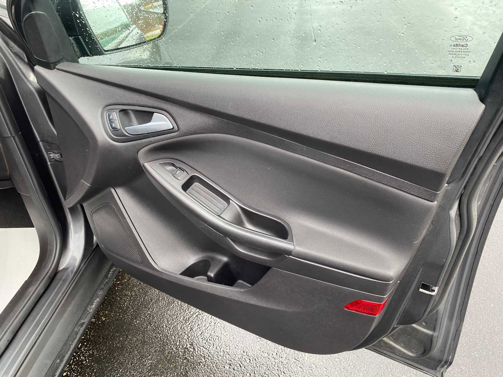 Used 2015 Ford Focus SE image 32