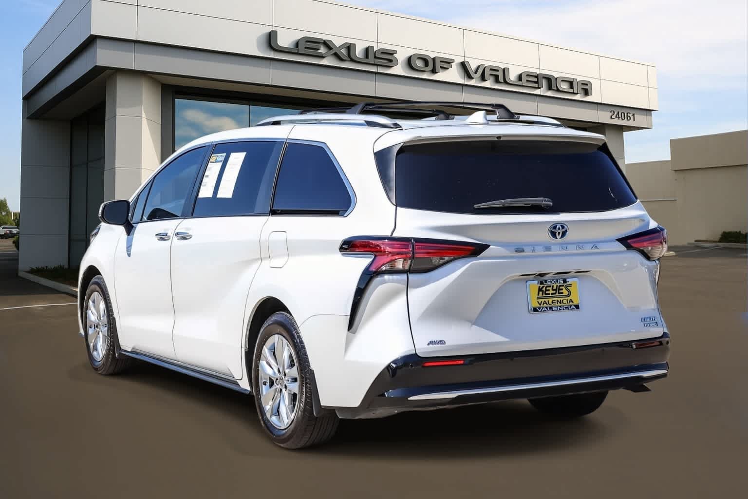 Used 2023 Toyota Sienna Limited AWD/4WD image 2