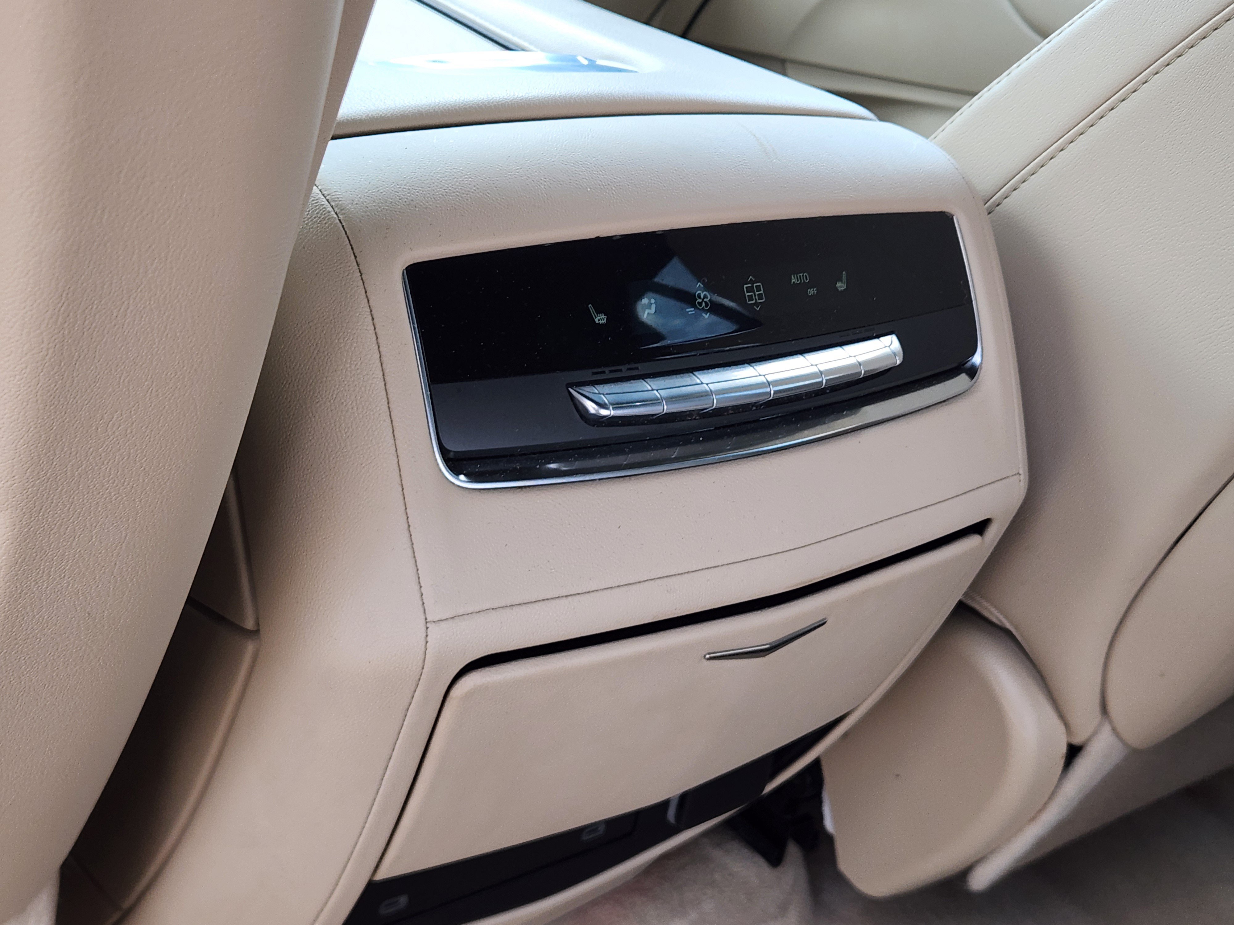 Used 2022 Cadillac Escalade Premium Luxury RWD image 31