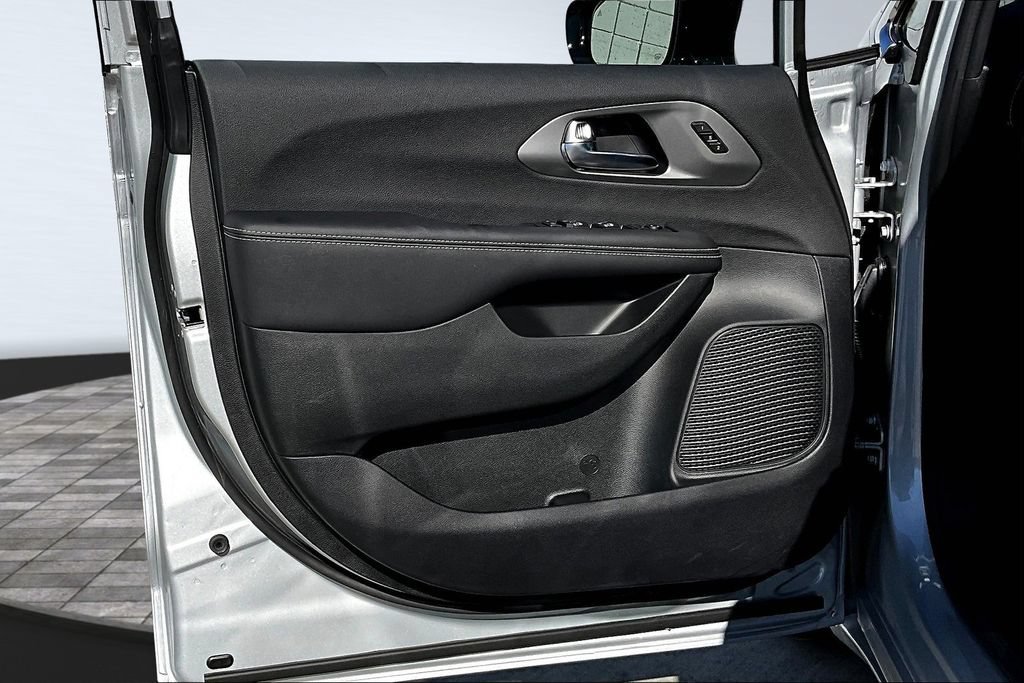 New 2026 Chrysler Pacifica Select FWD image 12