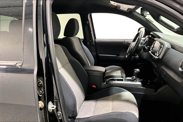 Used 2020 Toyota Tacoma TRD Sport AWD/4WD image 31