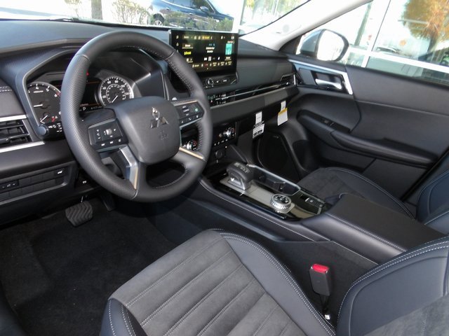 New 2025 Mitsubishi Outlander SE image 13