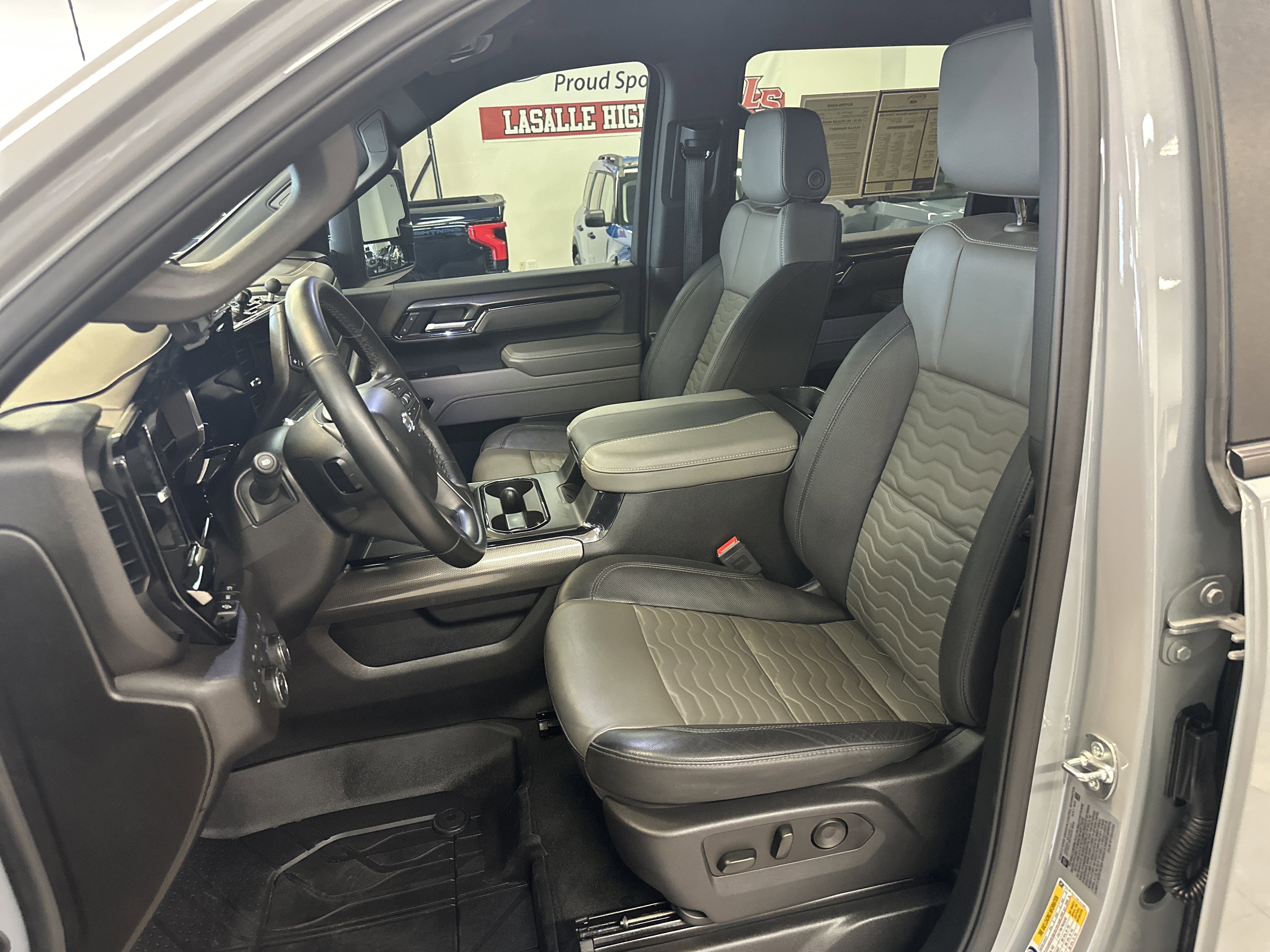 Used 2025 Chevrolet Silverado 2500 ZR2 w/ Technology Package image 4