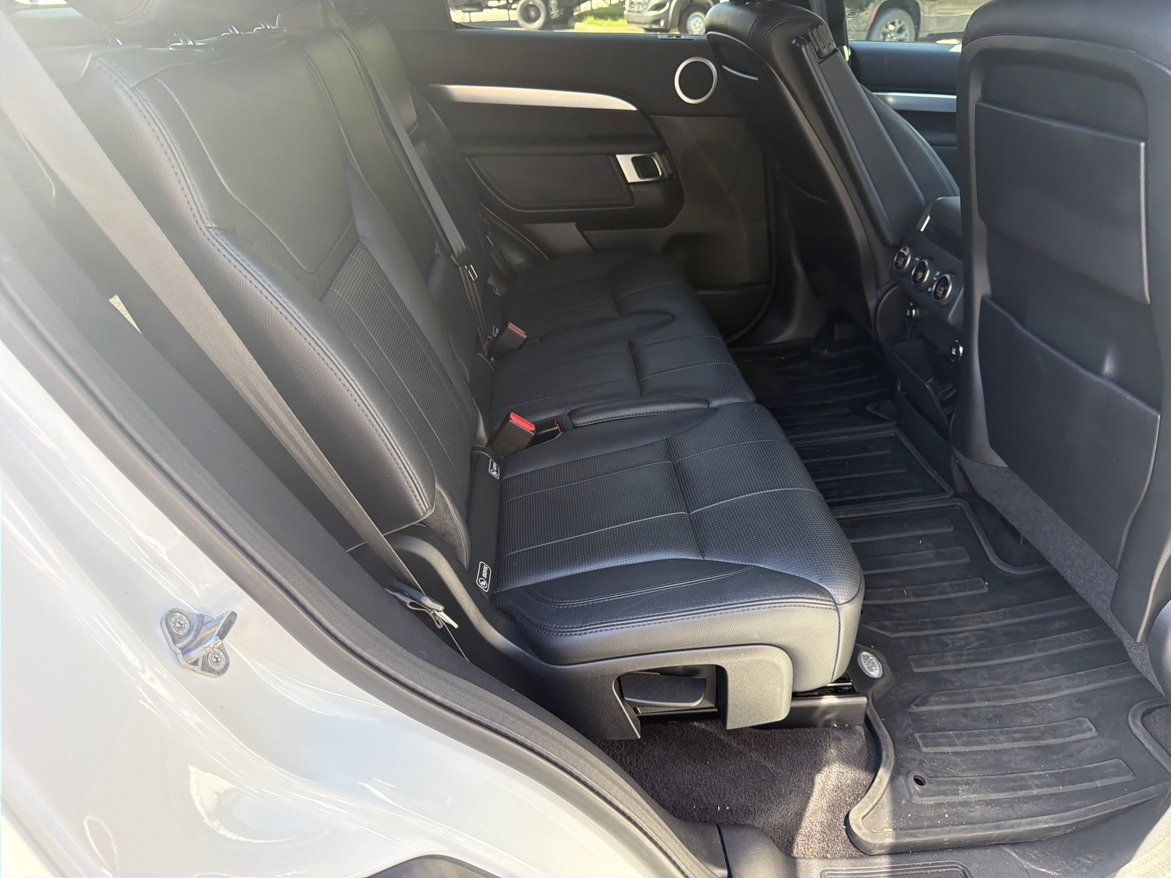 Used 2020 Land Rover Discovery Landmark AWD/4WD image 18