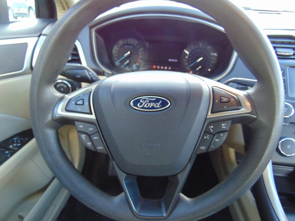 Used 2015 Ford Fusion SE FWD image 17
