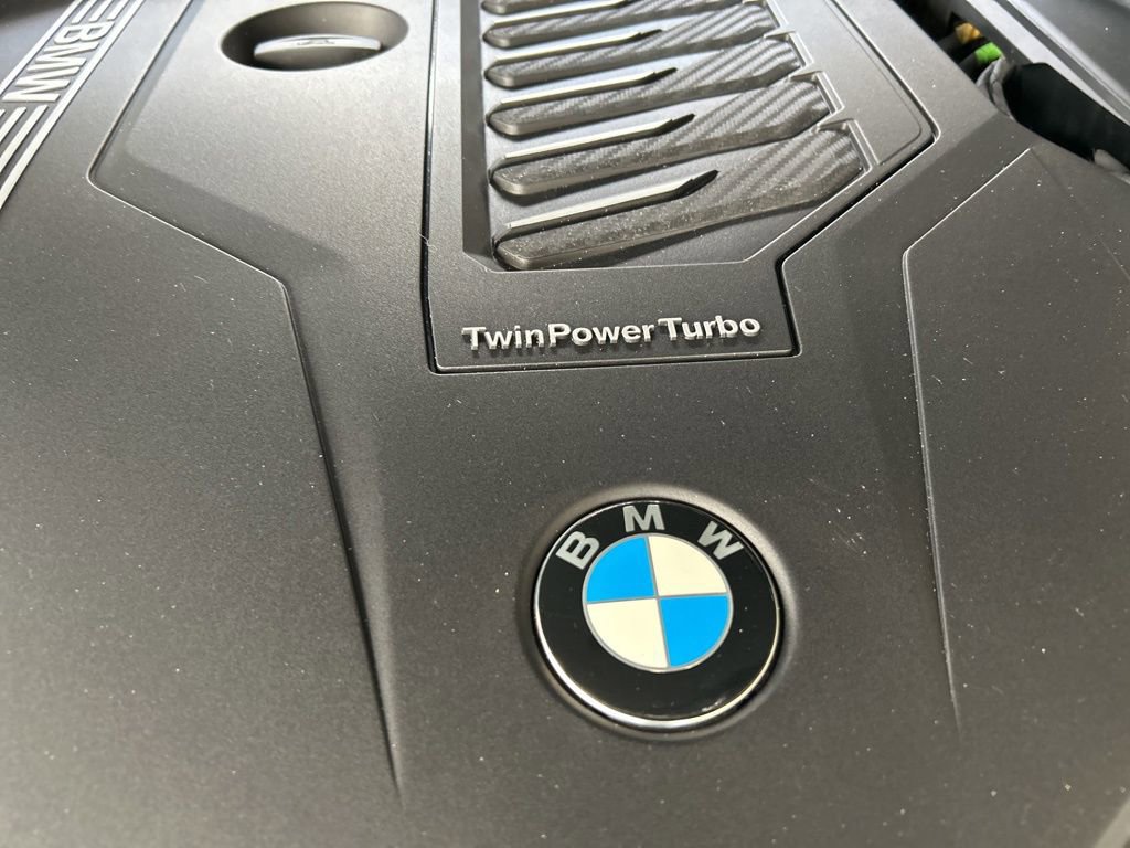 Used 2022 BMW 740i xDrive w/ M Sport Package image 12