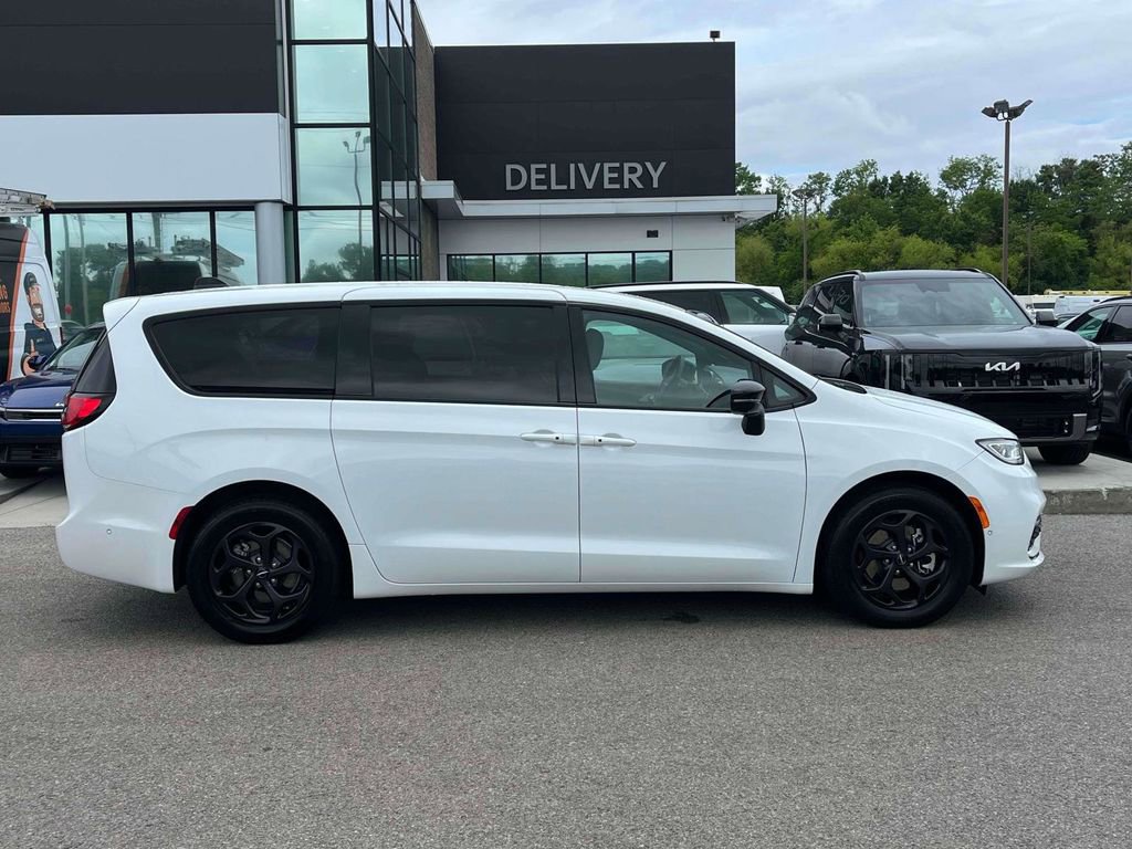Used 2024 Chrysler Pacifica Limited FWD image 27