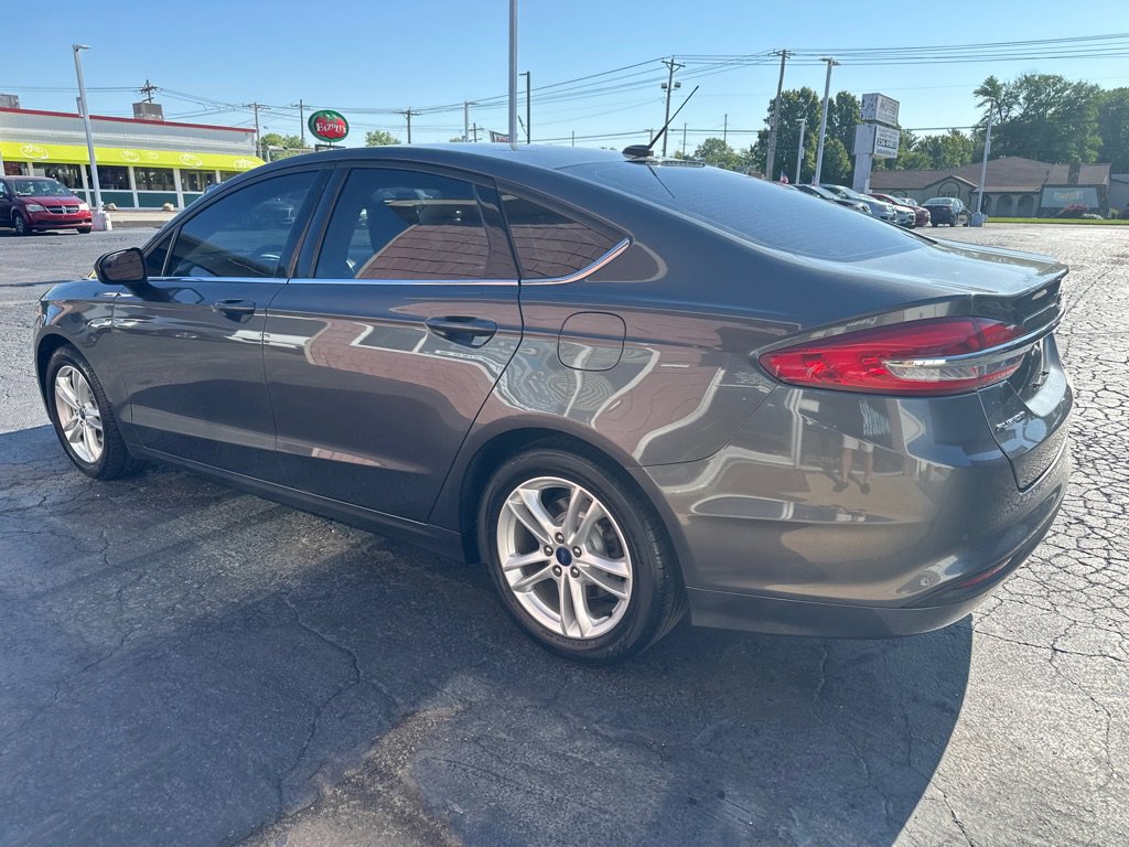 Used 2018 Ford Fusion SE w/ Fusion SE Technology Package FWD image 3