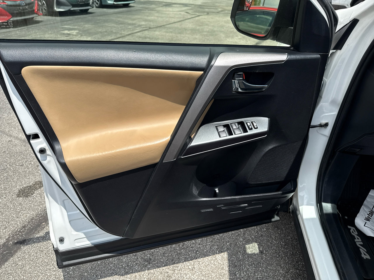 Used 2018 Toyota RAV4 XLE image 10