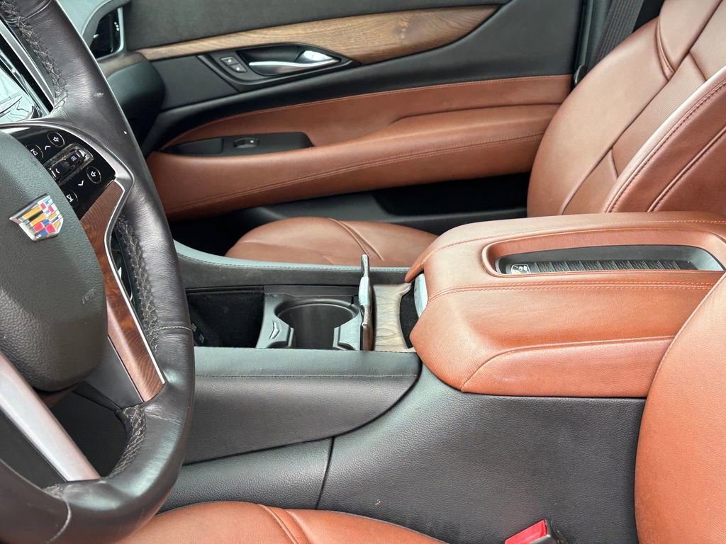 Used 2020 Cadillac Escalade Luxury RWD image 11