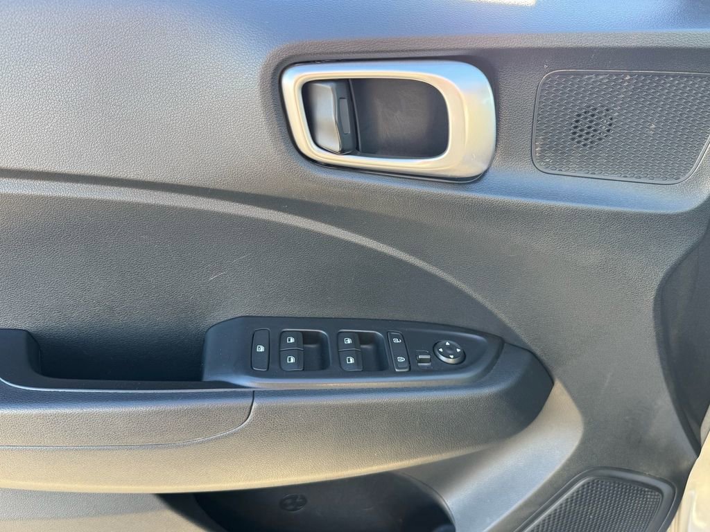 Used 2024 Hyundai Venue SE image 12