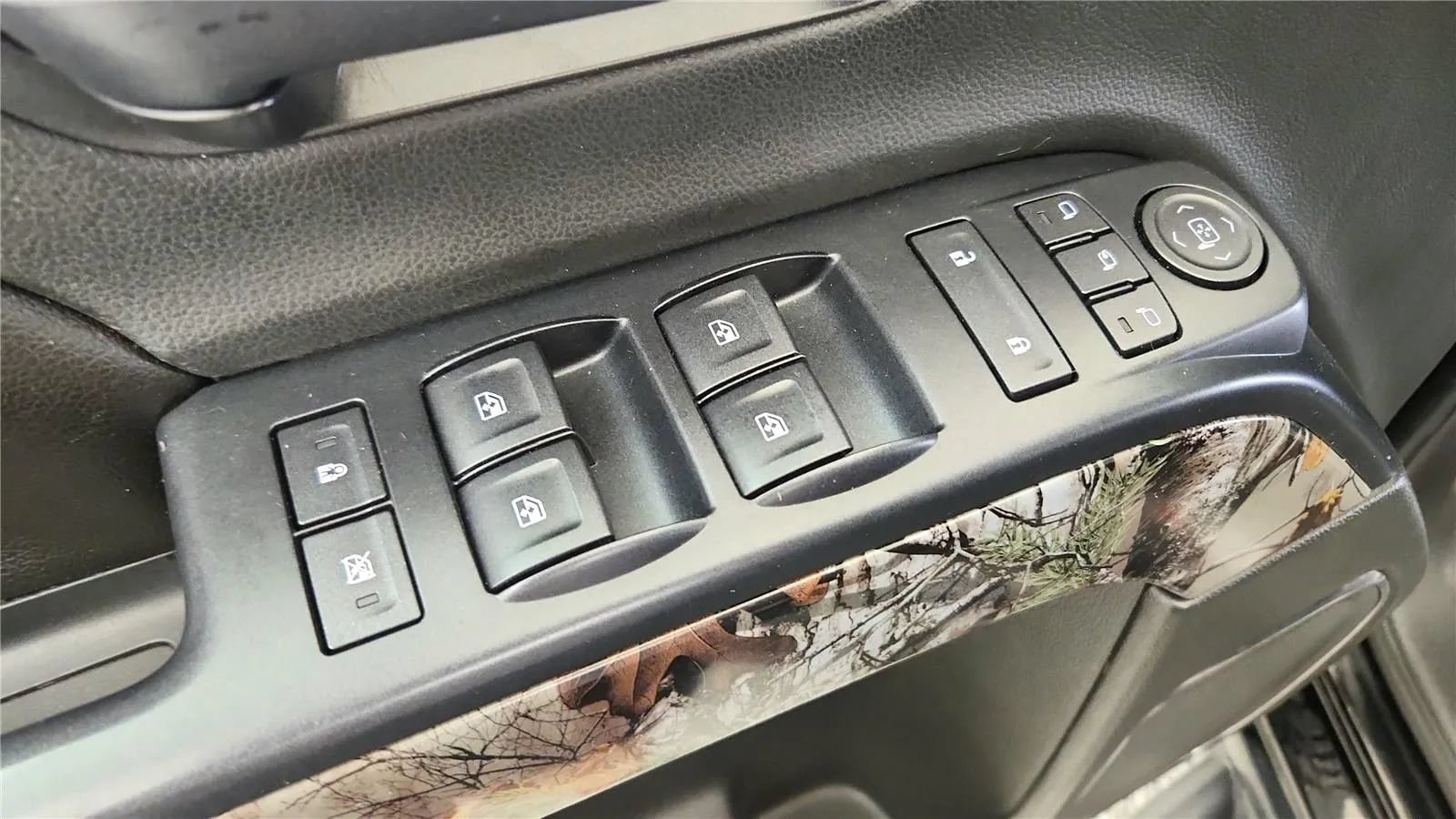Used 2017 Chevrolet Silverado 1500 LTZ Z71 w/ Realtree Edition AWD/4WD image 31