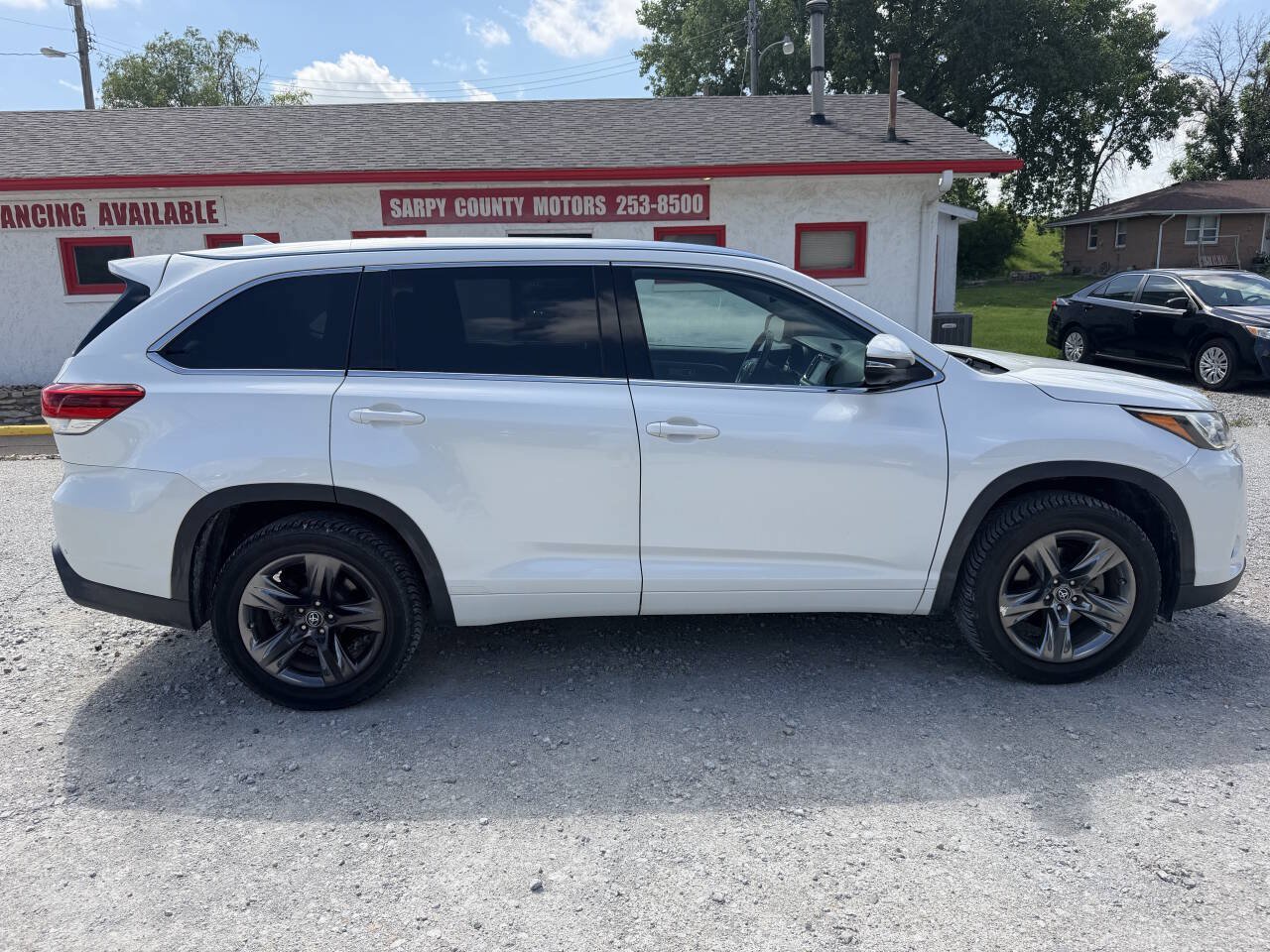 Used 2017 Toyota Highlander Limited Platinum FWD image 2