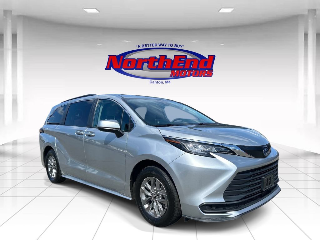 Used 2023 Toyota Sienna LE AWD/4WD image 1