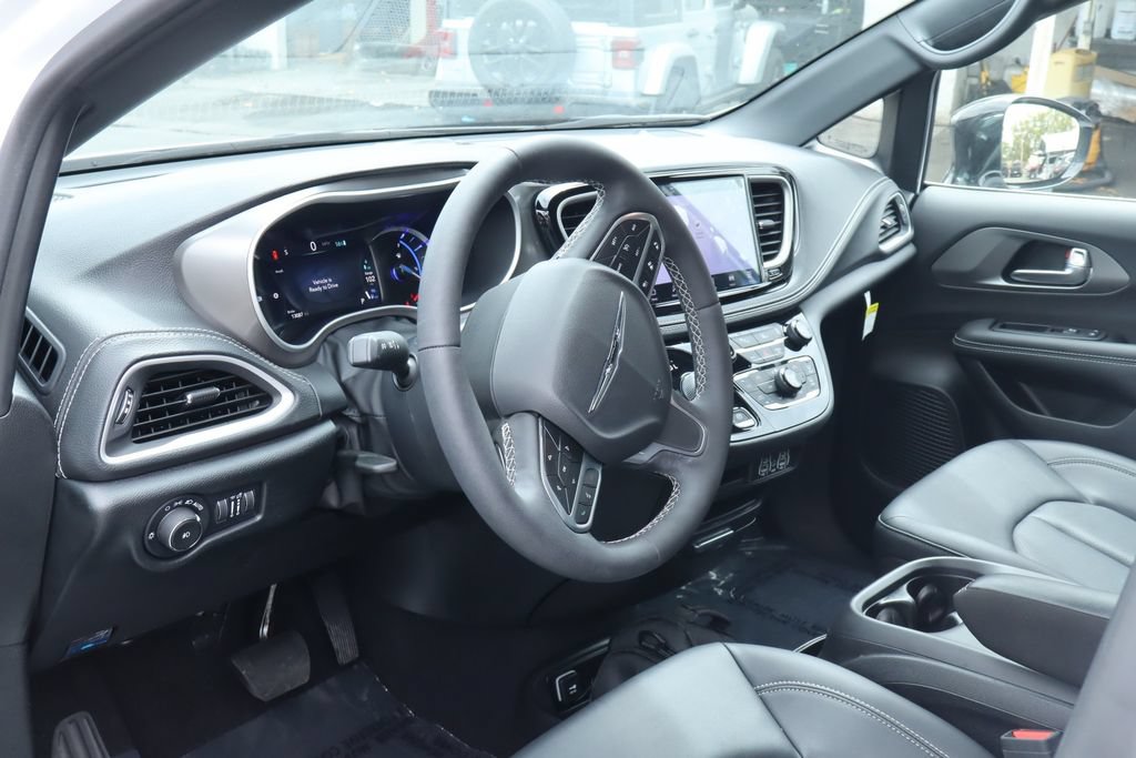 Used 2025 Chrysler Pacifica Select FWD image 17