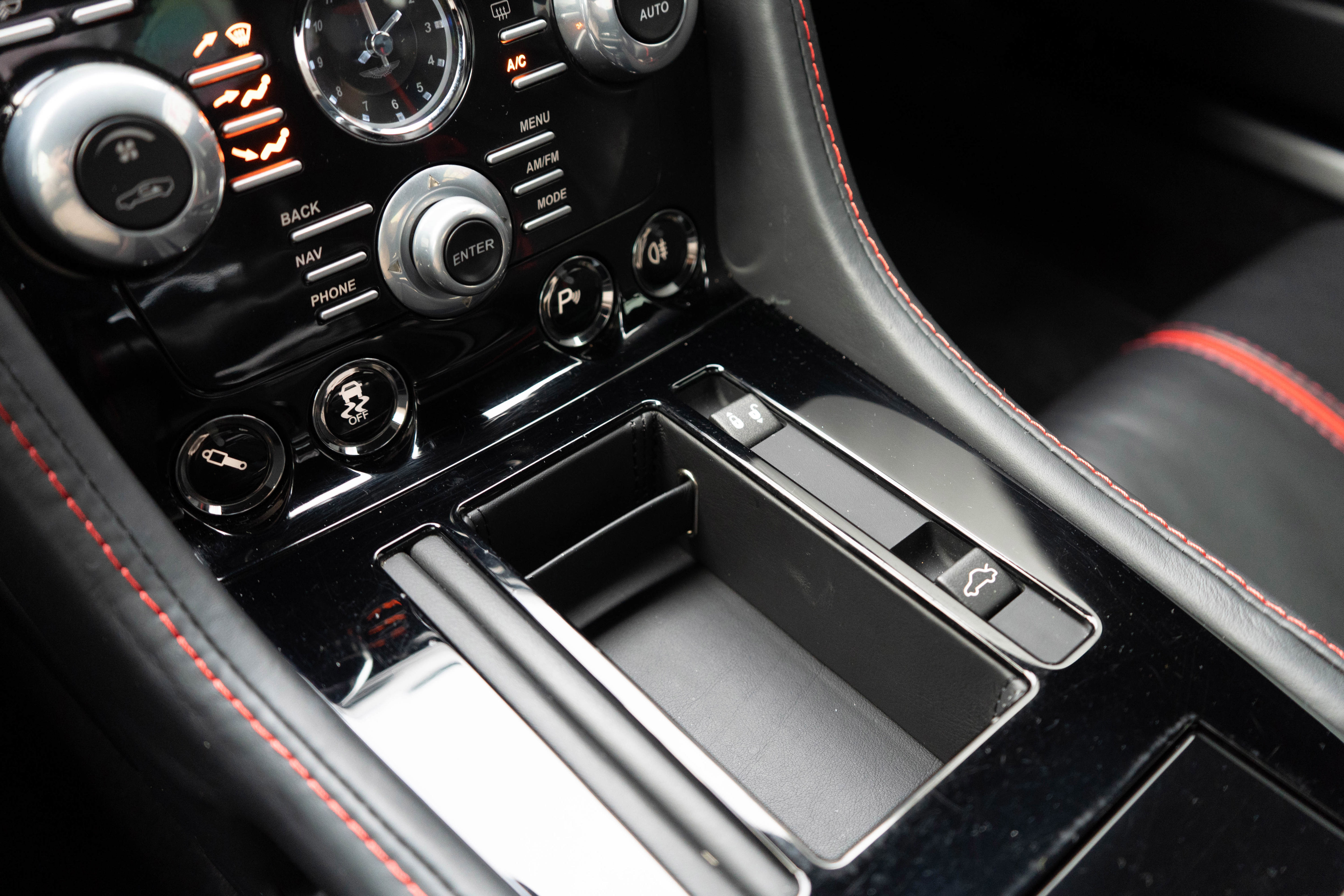 Used 2015 Aston Martin V12 Vantage S image 22