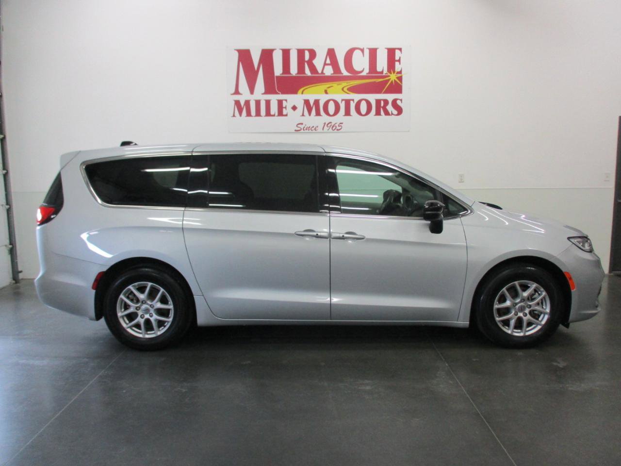 Used 2024 Chrysler Pacifica Touring-L image 6
