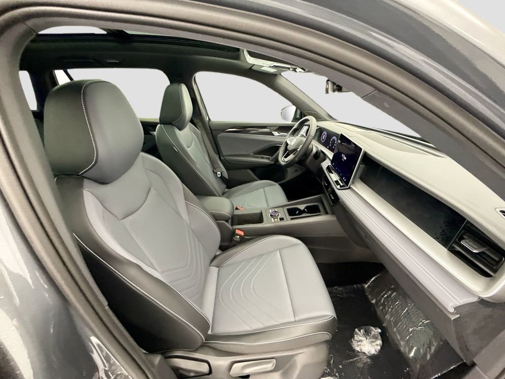 New 2026 Volkswagen Tiguan SE R-Line image 18